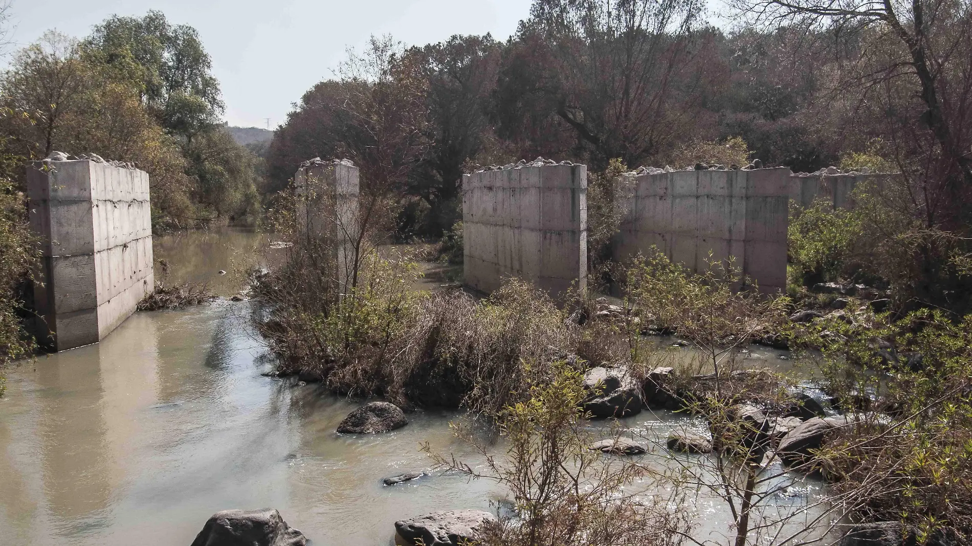 Buscan autorización para continuar con el puente que traviesa el río de La Magdalena.  Foto Archivo.